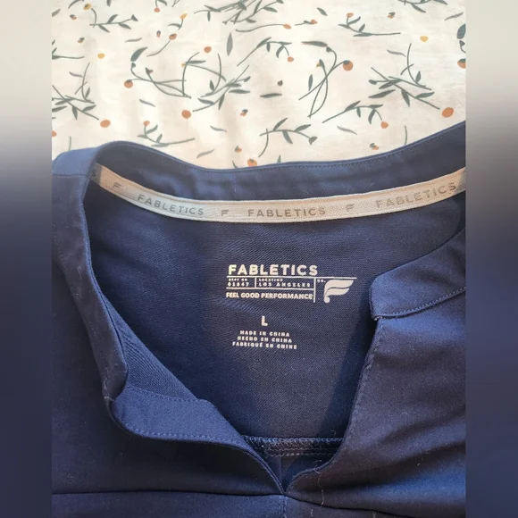 Fabletics Women's Evolve 3 Pocket Navy Scrub Top Size Large - Picture 3 of 5